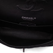 Chanel Classic Timeless Double Flap Bag in Medium Größe aus schwarzem Samt Material mit schwarzer Hardware aus der limitierten All Black Linie