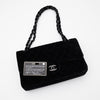 Chanel Classic Timeless Double Flap Bag in Medium Größe aus schwarzem Samt Material mit schwarzer Hardware aus der limitierten All Black Linie