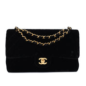 Vintage Chanel Classic Timeless Double Flap Bag in Medium Größe aus schwarzem Samt Material mit goldener Hardware Vorderansicht