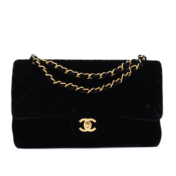 Vintage Chanel Classic Timeless Double Flap Bag in Medium Größe aus schwarzem Samt Material mit goldener Hardware Vorderansicht