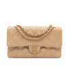 Beige Chanel Timeless Handtasche Double Flap Bag Medium Größe aus beigem Raffia Stroh Material mit goldener Hardware Frontansicht 