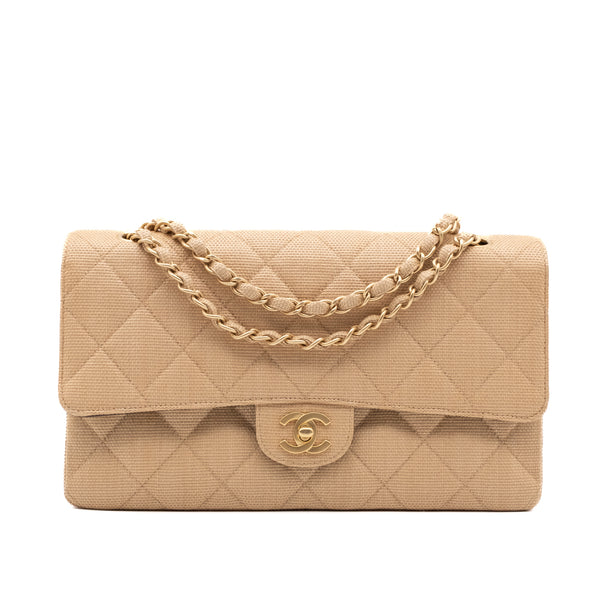Beige Chanel Timeless Handtasche Double Flap Bag Medium Größe aus beigem Raffia Stroh Material mit goldener Hardware Frontansicht 