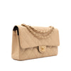 Beige Chanel Timeless Handtasche Double Flap Bag Medium Größe aus beigem Raffia Stroh Material mit goldener Hardware halbe Seitenansicht vorne links
