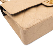 Beige Chanel Timeless Handtasche Double Flap Bag Medium Größe aus beigem Raffia Stroh Material mit goldener Hardware detail ecken vorne links