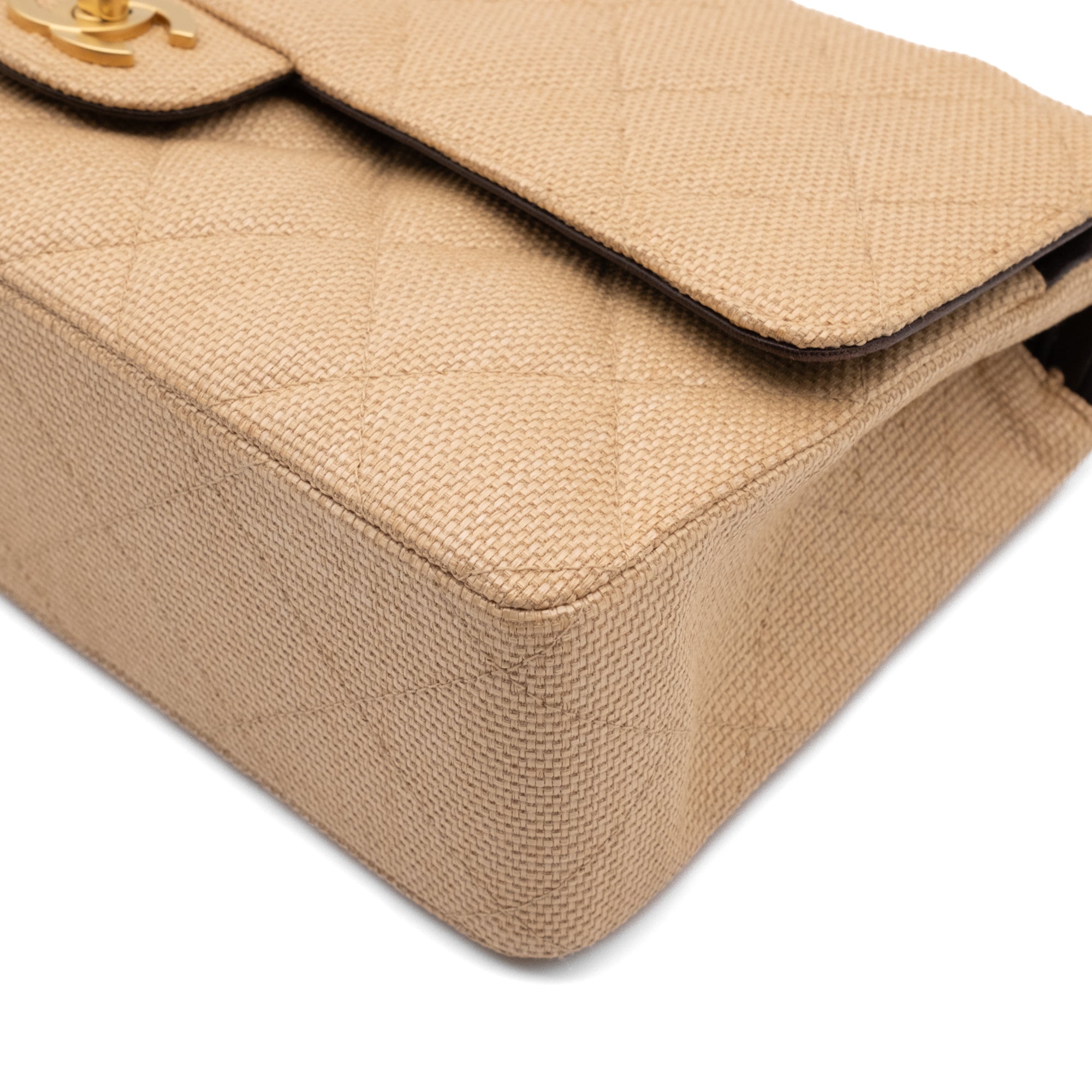 Beige Chanel Timeless Handtasche Double Flap Bag Medium Größe aus beigem Raffia Stroh Material mit goldener Hardware detail ecken vorne rechts
