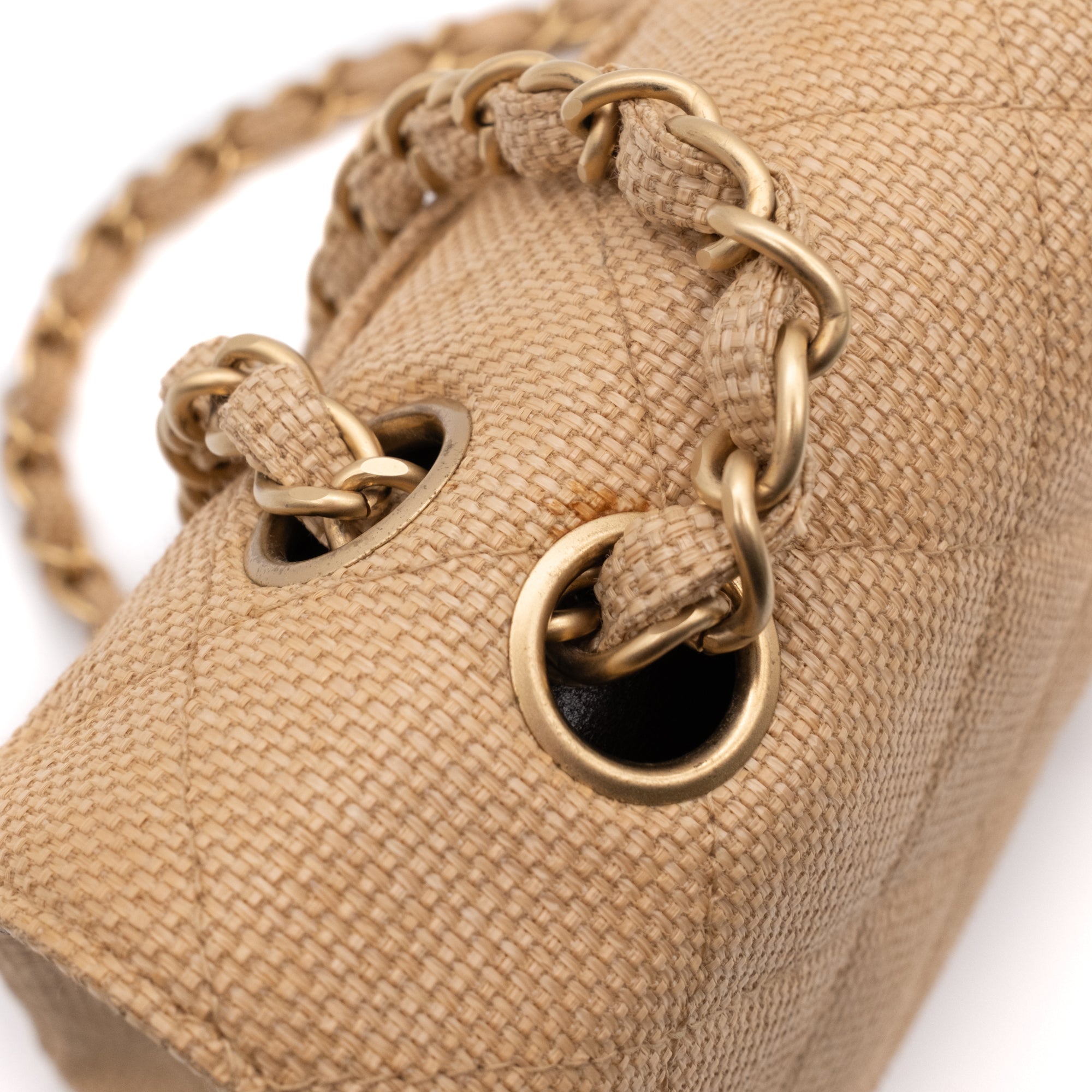 Beige Chanel Timeless Handtasche Double Flap Bag Medium Größe aus beigem Raffia Stroh Material mit goldener Hardware Detail Ösen