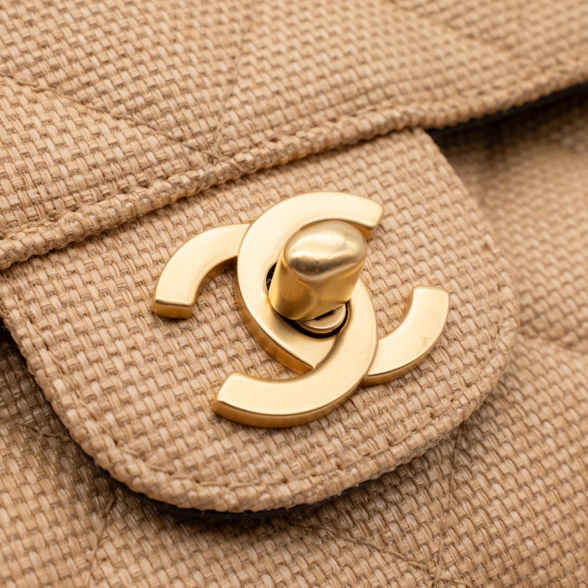 Beige Chanel Timeless Handtasche Double Flap Bag Medium Größe aus beigem Raffia Stroh Material mit goldener Hardware Detail Logo Verschluss 