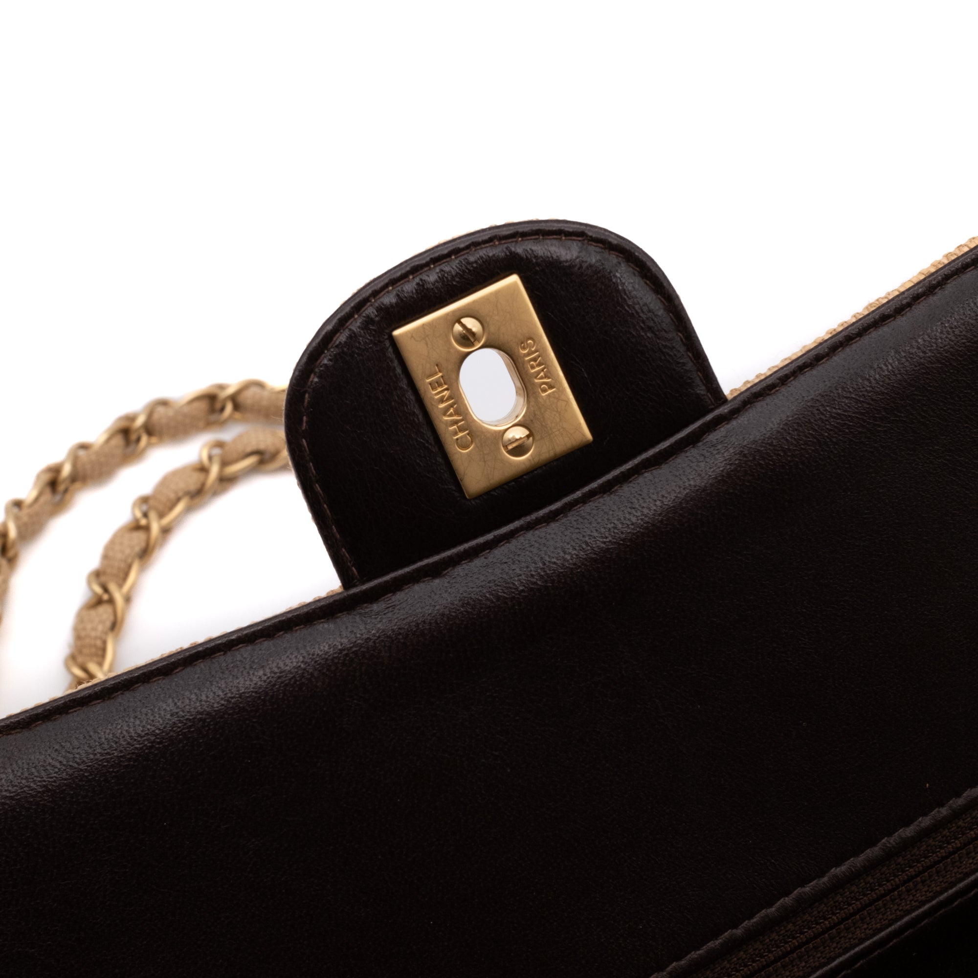 Beige Chanel Timeless Handtasche Double Flap Bag Medium Größe aus beigem Raffia Stroh Material mit goldener Hardware Detail Verschluss Innen