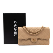 Beige Chanel Timeless Handtasche Double Flap Bag Medium Größe aus beigem Raffia Stroh Material mit goldener Hardware Lieferumfang