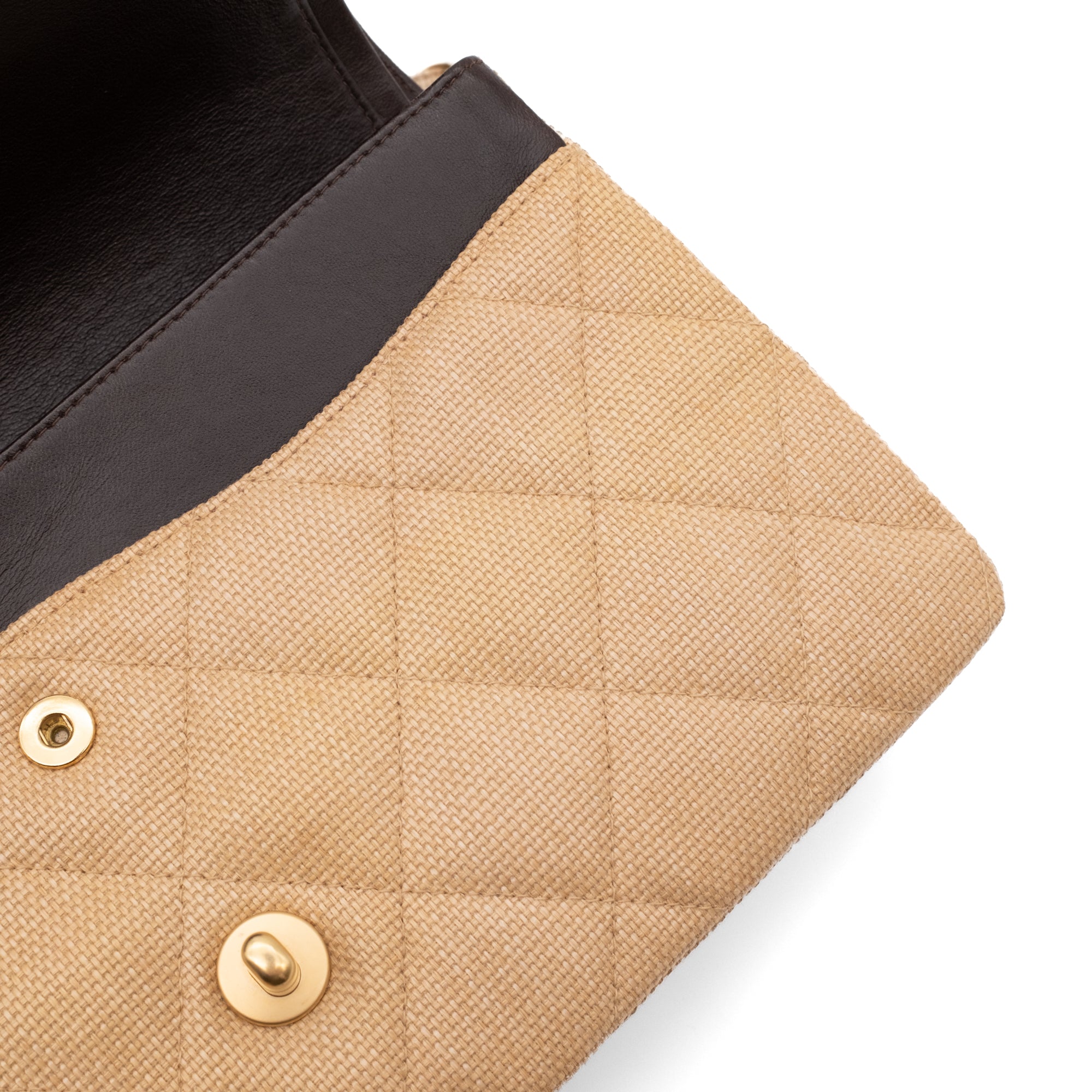 Beige Chanel Timeless Handtasche Double Flap Bag Medium Größe aus beigem Raffia Stroh Material mit goldener Hardware Gebrauchsspuren Material