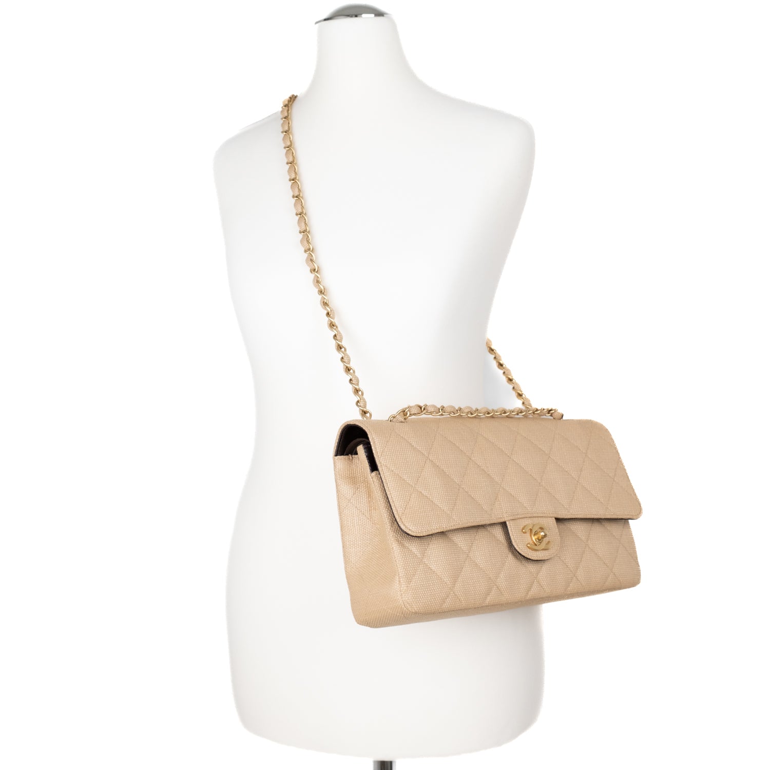 Beige Chanel Timeless Handtasche Double Flap Bag Medium Größe aus beigem Raffia Stroh Material mit goldener Hardware Tragebild