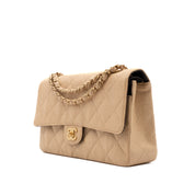 Beige Chanel Timeless Handtasche Double Flap Bag Medium Größe aus beigem Raffia Stroh Material mit goldener Hardware Halb Seitlich rechts