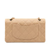 Beige Chanel Timeless Handtasche Double Flap Bag Medium Größe aus beigem Raffia Stroh Material mit goldener Hardware Rückansicht 