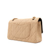 Beige Chanel Timeless Handtasche Double Flap Bag Medium Größe aus beigem Raffia Stroh Material mit goldener Hardware halbe Rückansicht rechts 