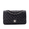 Chanel Timeless Double Flap Bag in Medium Größe aus schwarzem Lammleder mit silberner Hardware Vorderansicht