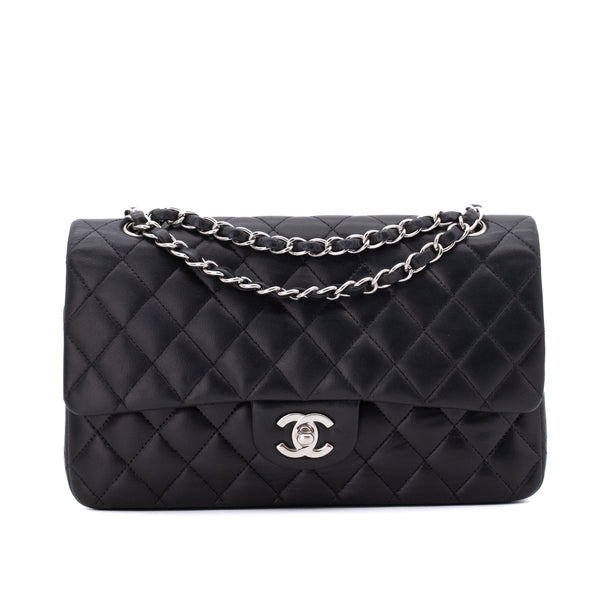 Chanel Timeless Double Flap Bag in Medium Größe aus schwarzem Lammleder mit silberner Hardware Vorderansicht