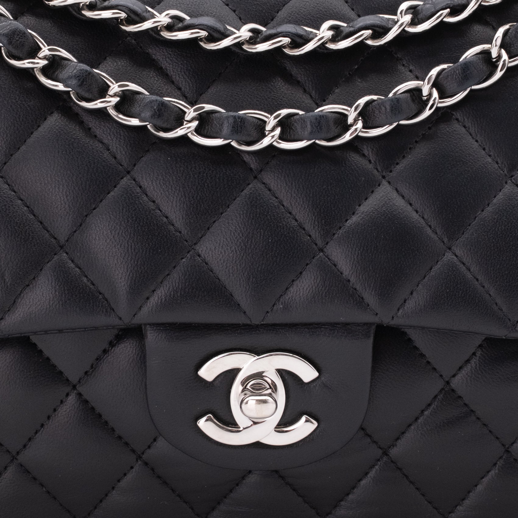 Chanel Timeless Double Flap Bag in Medium Größe aus schwarzem Lammleder mit silberner Hardware Schließe