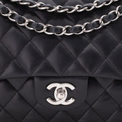 Chanel Timeless Double Flap Bag in Medium Größe aus schwarzem Lammleder mit silberner Hardware Schließe