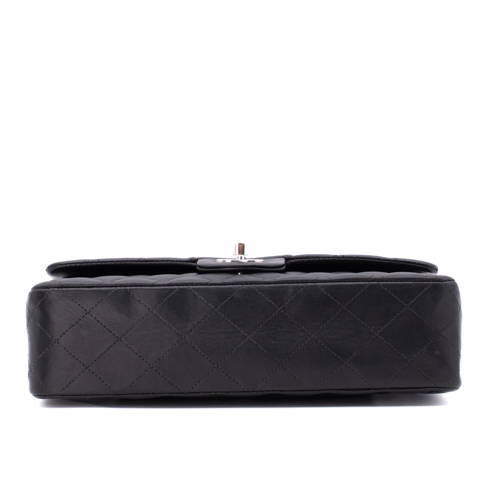 Chanel Timeless Double Flap Bag in Medium Größe aus schwarzem Lammleder mit silberner Hardware Boden