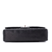 Chanel Timeless Double Flap Bag in Medium Größe aus schwarzem Lammleder mit silberner Hardware Boden
