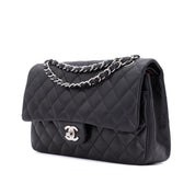 Chanel Timeless Double Flap Bag in Medium Größe aus schwarzem Lammleder mit silberner Hardware Seitenansicht