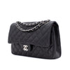 Chanel Timeless Double Flap Bag in Medium Größe aus schwarzem Lammleder mit silberner Hardware Seitenansicht