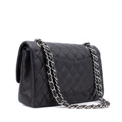 Chanel Timeless Double Flap Bag in Medium Größe aus schwarzem Lammleder mit silberner Hardware Rückseite