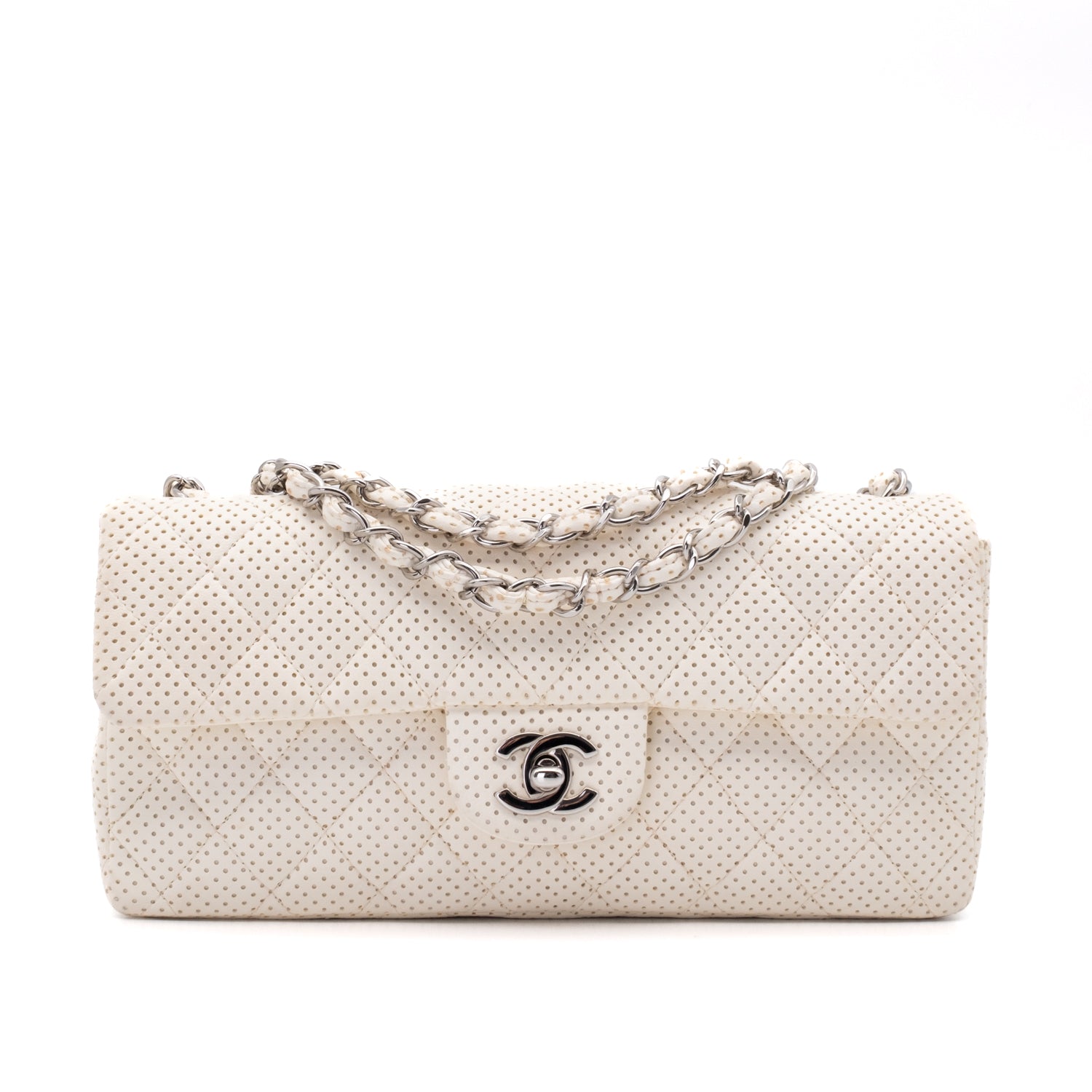 Weisse Chanel East West Single Flap Bag in Medium Größe aus perforiertem löchrigen Lammleder mit silberner Hardware Vorderansicht 
