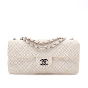 Weisse Chanel East West Single Flap Bag in Medium Größe aus perforiertem löchrigen Lammleder mit silberner Hardware Vorderansicht 