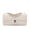 Weisse Chanel East West Single Flap Bag in Medium Größe aus perforiertem löchrigen Lammleder mit silberner Hardware Vorderansicht 