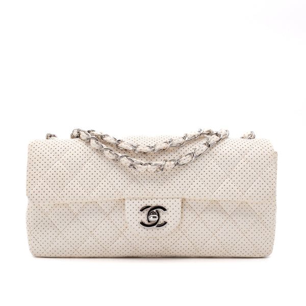 Weisse Chanel East West Single Flap Bag in Medium Größe aus perforiertem löchrigen Lammleder mit silberner Hardware Vorderansicht 