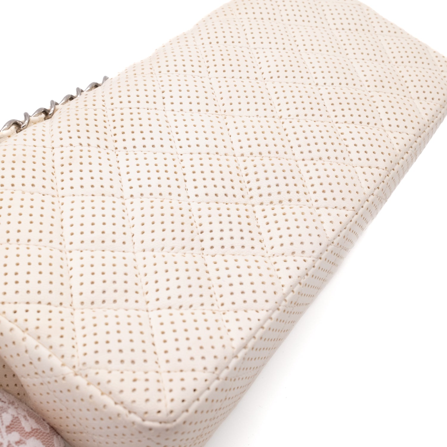 Weisse Chanel East West Single Flap Bag in Medium Größe aus perforiertem löchrigen Lammleder mit silberner Hardware