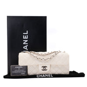 Weisse Chanel East West Single Flap Bag in Medium Größe aus perforiertem löchrigen Lammleder mit silberner Hardware Lieferumfang