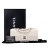 Weisse Chanel East West Single Flap Bag in Medium Größe aus perforiertem löchrigen Lammleder mit silberner Hardware Lieferumfang