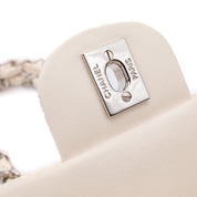 Weisse Chanel East West Single Flap Bag in Medium Größe aus perforiertem löchrigen Lammleder mit silberner Hardware