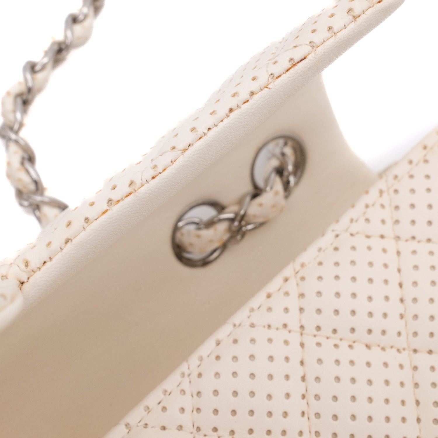 Weisse Chanel East West Single Flap Bag in Medium Größe aus perforiertem löchrigen Lammleder mit silberner Hardware