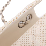 Weisse Chanel East West Single Flap Bag in Medium Größe aus perforiertem löchrigen Lammleder mit silberner Hardware