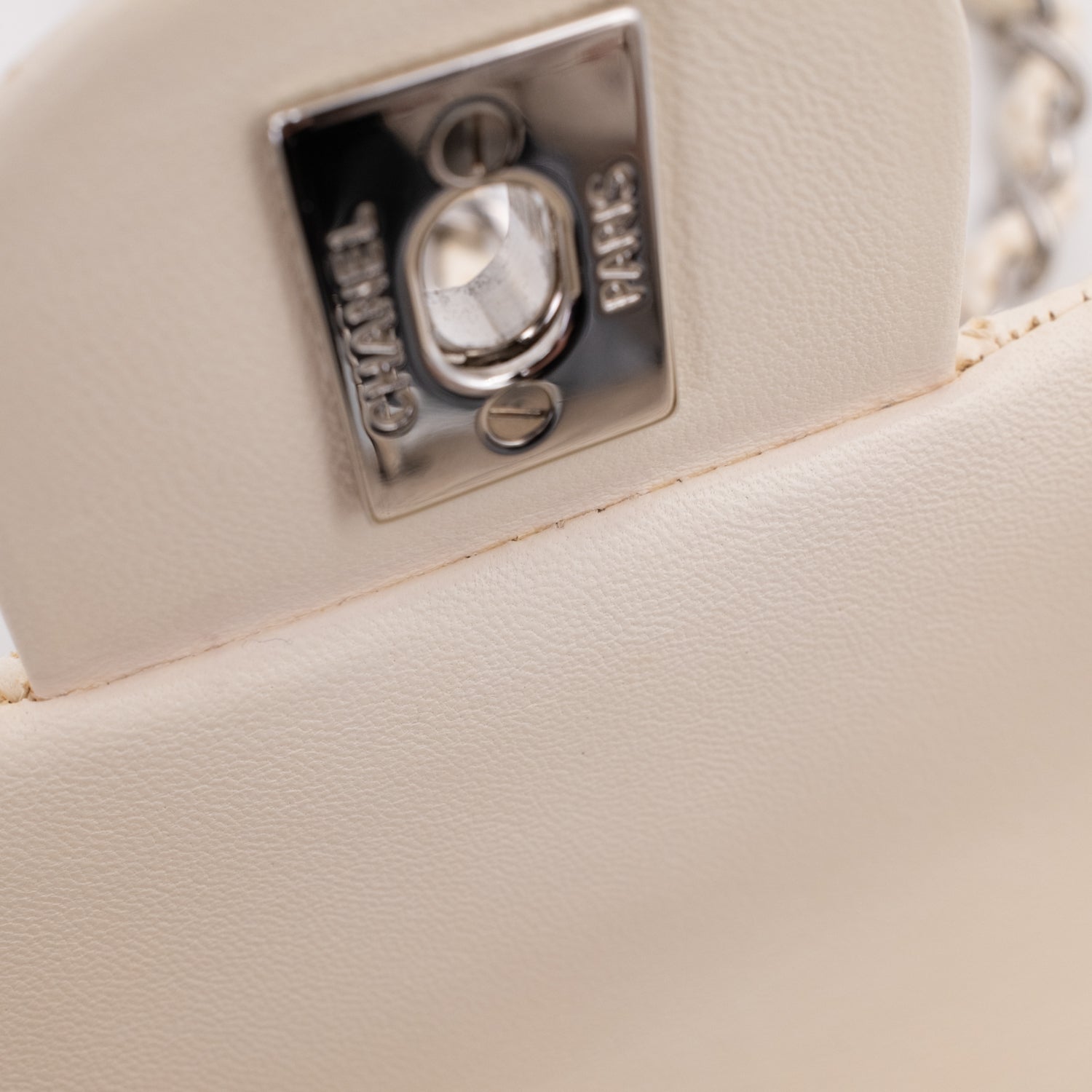 Weisse Chanel East West Single Flap Bag in Medium Größe aus perforiertem löchrigen Lammleder mit silberner Hardware