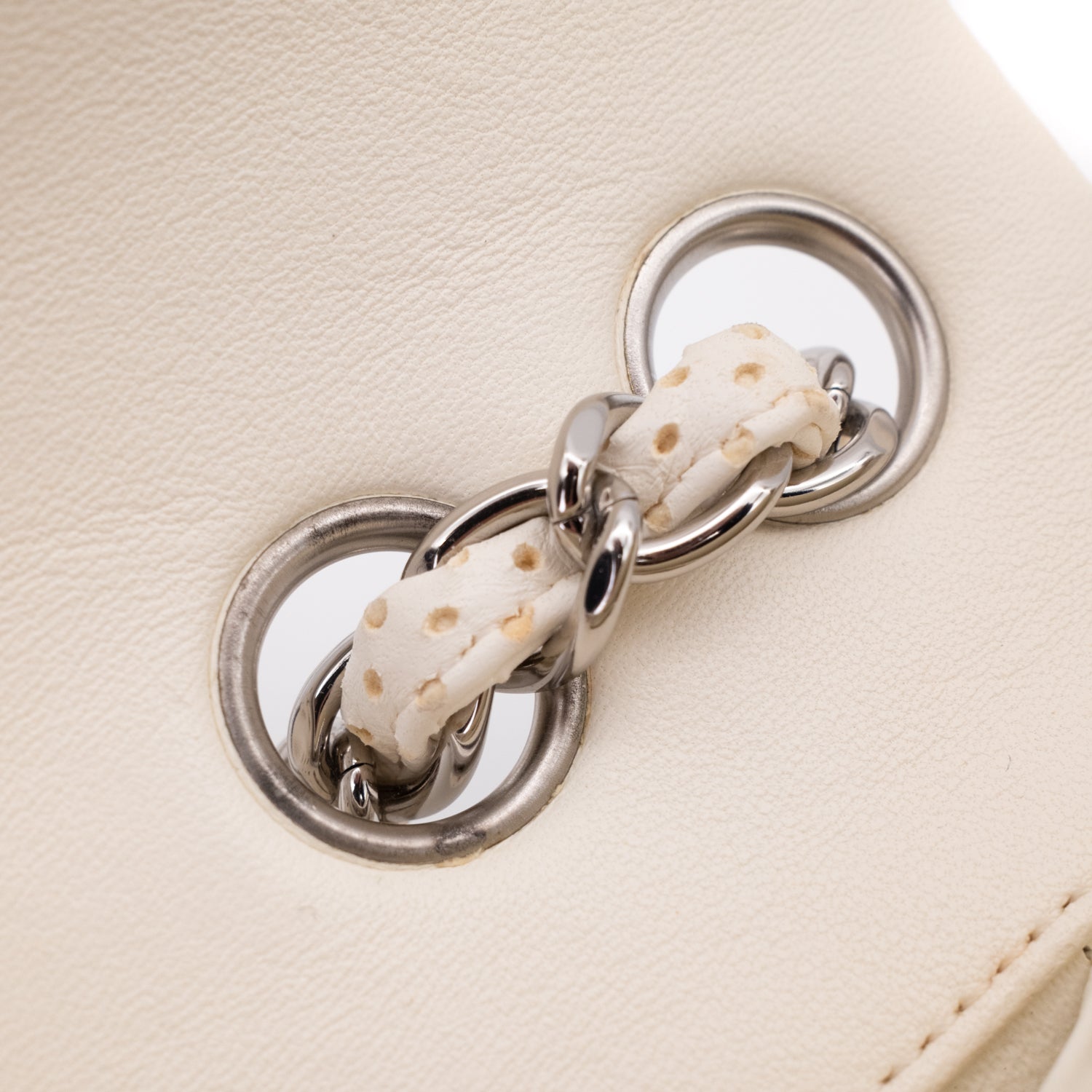 Weisse Chanel East West Single Flap Bag in Medium Größe aus perforiertem löchrigen Lammleder mit silberner Hardware