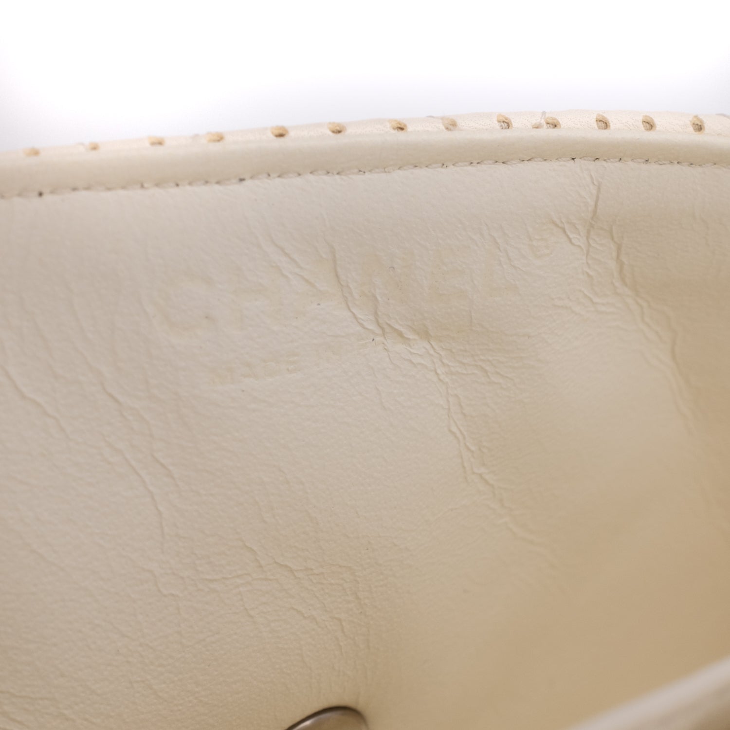 Weisse Chanel East West Single Flap Bag in Medium Größe aus perforiertem löchrigen Lammleder mit silberner Hardware