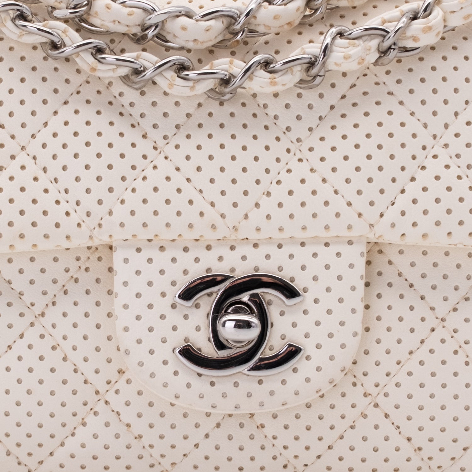 Weisse Chanel East West Single Flap Bag in Medium Größe aus perforiertem löchrigen Lammleder mit silberner Hardware CC Verschluss 
