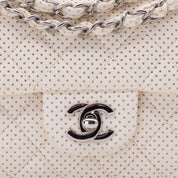 Weisse Chanel East West Single Flap Bag in Medium Größe aus perforiertem löchrigen Lammleder mit silberner Hardware CC Verschluss 