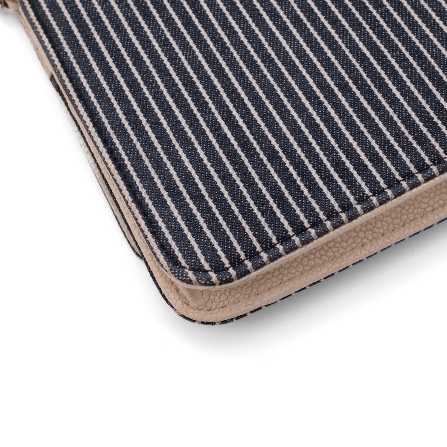 Gestreifte Chanel Wallet on Chain WOC Handtasche aus Blau Weiss Jeans Material mit Off-White Caviar Leder und silberner Hardware