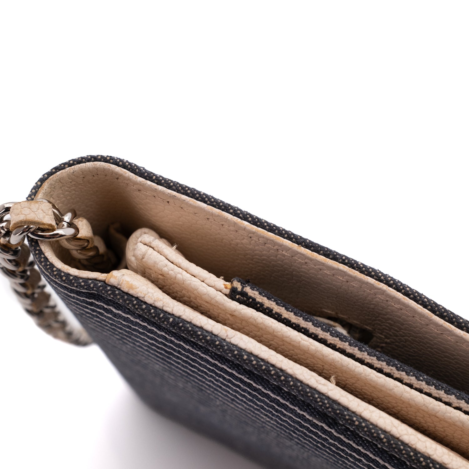 Gestreifte Chanel Wallet on Chain WOC Handtasche aus Blau Weiss Jeans Material mit Off-White Caviar Leder und silberner Hardware