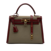 Hermès Kelly 28 Etoile aus weinrotem Rouge H Boxcalf Leder und Khakifarbenem Canvas Material im Sellier Stil und mit goldener Hardware Vorderansicht 