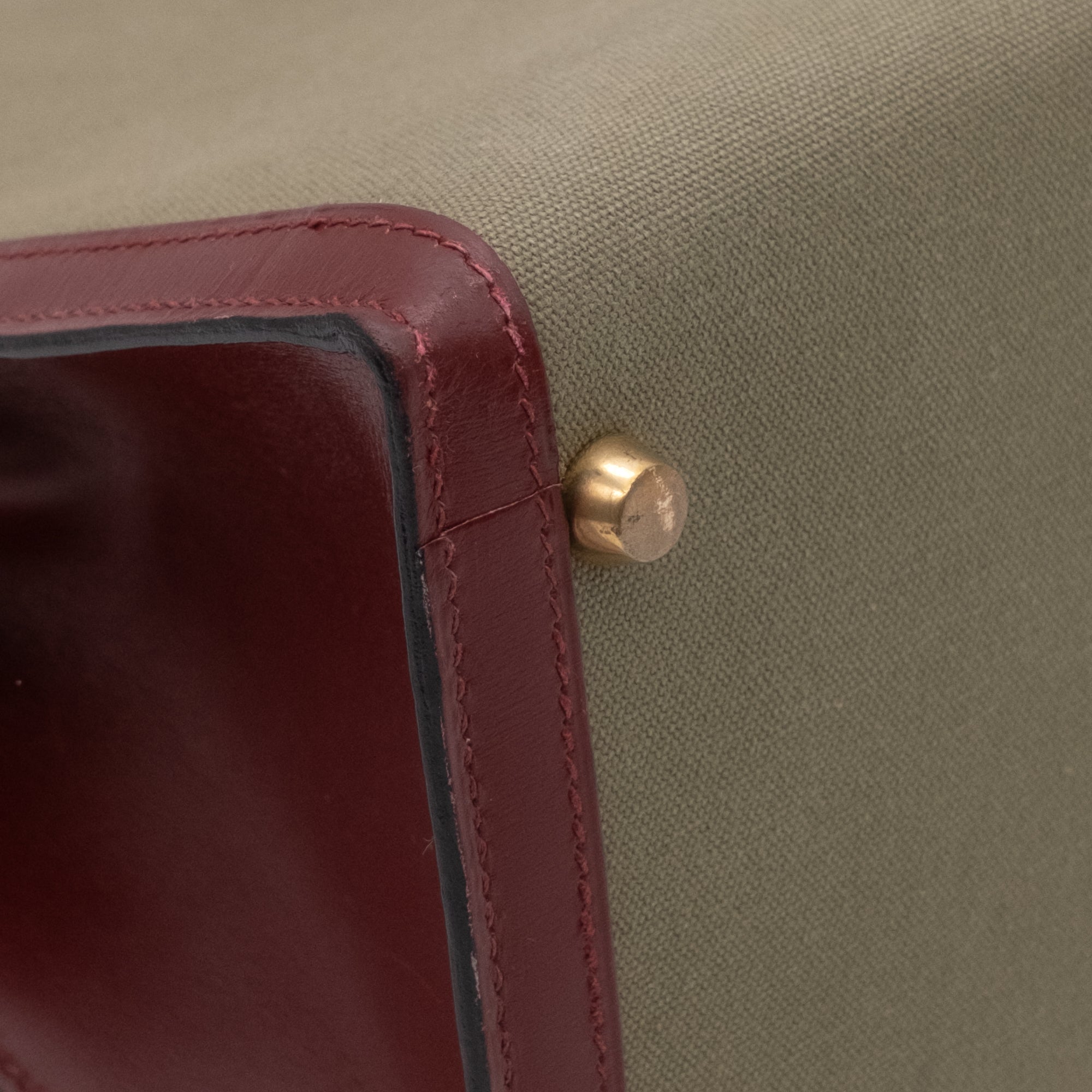 Hermès Kelly 28 Etoile aus weinrotem Rouge Ash Boxcalf Leder und Khakifarbenem Canvas Material im Sellier Stil und mit goldener Hardware