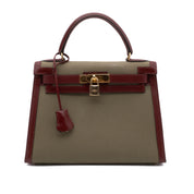 Hermès Kelly 28 Etoile aus weinrotem Rouge Ash Boxcalf Leder und Khakifarbenem Canvas Material im Sellier Stil und mit goldener Hardware Frontansicht 
