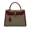 Hermès Kelly 28 Etoile aus weinrotem Rouge Ash Boxcalf Leder und Khakifarbenem Canvas Material im Sellier Stil und mit goldener Hardware Frontansicht 