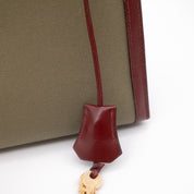 Hermès Kelly 28 Etoile aus weinrotem Rouge Ash Boxcalf Leder und Khakifarbenem Canvas Material im Sellier Stil und mit goldener Hardware