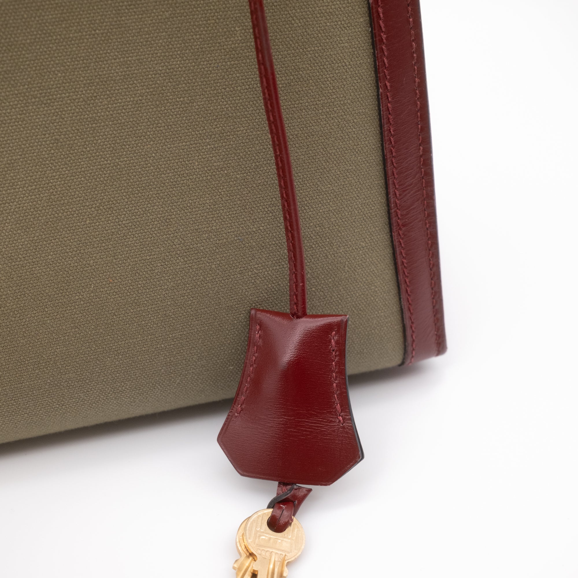 Hermès Kelly 28 Etoile aus weinrotem Rouge Ash Boxcalf Leder und Khakifarbenem Canvas Material im Sellier Stil und mit goldener Hardware